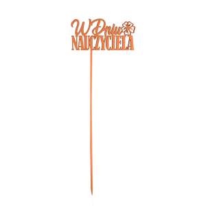 Widok w pełnej skali na drewniany topper W Dniu Nauczyciela w kolorze pomarańczowym. Długi pik o łącznej wysokości 33 cm ułatwia mocowanie w bukietach.