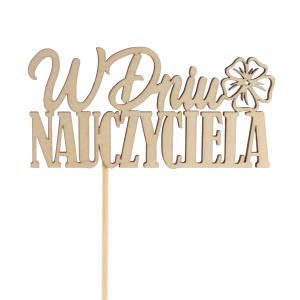 Zbliżenie na drewniany topper W Dniu Nauczyciela o wymiarach 11x5 cm. Dekoracja posiada naturalny wzór drewna o grubości 2 mm, idealna jako toppery napisy na piku do bukietów i prezentów.