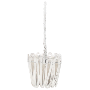 Widok z boku na biały rattanowy kosz kwiatowy z rączką o wysokości 35 cm. Wyraźnie widoczny fantazyjny splot materiału oraz stabilna podstawa o wymiarach 11x11 cm idealna do dekoracji.