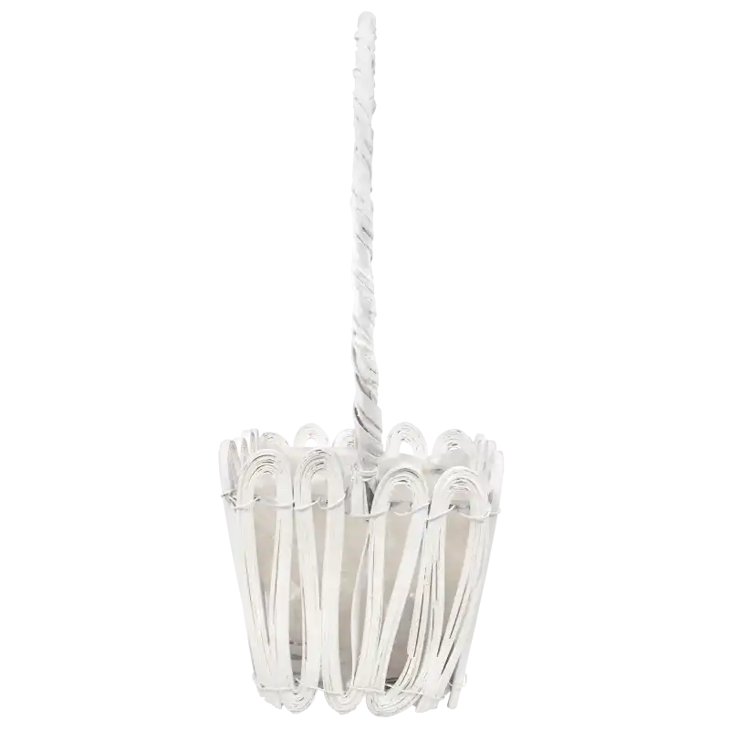 Widok z boku na biały rattanowy kosz kwiatowy z rączką o wysokości 35 cm. Wyraźnie widoczny fantazyjny splot materiału oraz stabilna podstawa o wymiarach 11x11 cm idealna do dekoracji.