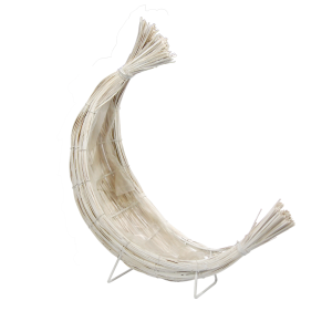 Bielony kosz z rattanu w kształcie półksiężyca z widoczną folią ochronną wewnątrz, gotowy do tworzenia dekoracji.