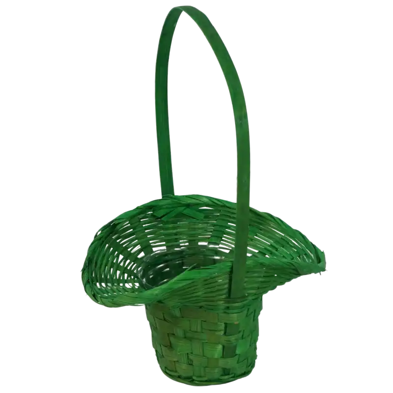Zielony kosz bambusowy o średnicy 32 cm z wysoką rączką i praktycznym wkładem. Ręcznie wyplatana osłonka na kwiaty, idealna do kompozycji florystycznych oraz jako podziękowanie dla rodziców.