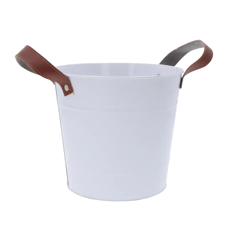 Pusta metalowa osłonka w białym kolorze. Design obejmuje charakterystyczne uchwyty z ekoskóry po bokach doniczki.