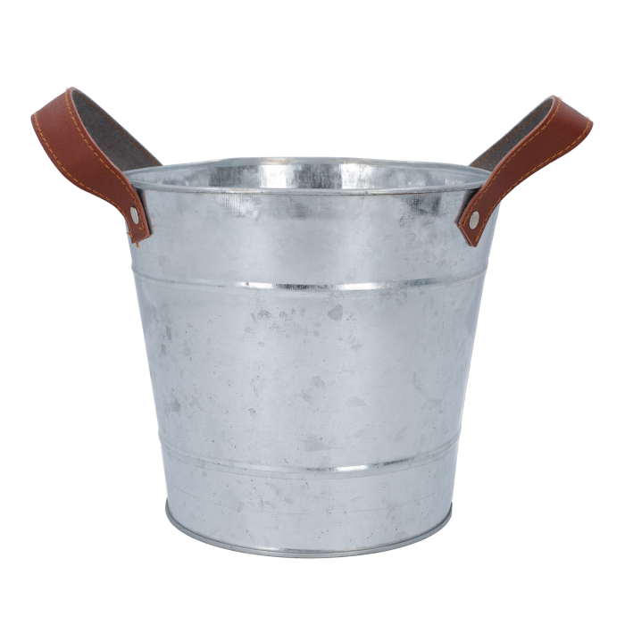 Pusta metalowa osłonka o średnicy górnej 18 cm z charakterystycznymi brązowymi uchwytami z ekoskóry.