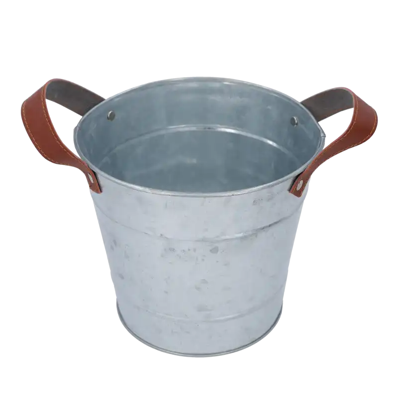 Wnętrze metalowej osłonki 18 cm, prezentujące głębokość 16 cm oraz sposób montażu bocznych uchwytów.