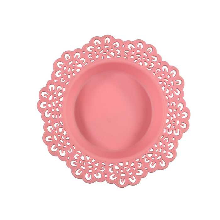 Różowa podstawka pod doniczkę 14 cm z ażurowymi brzegami, widoczna z góry. Wykonana z tworzywa, głęboka na 2 cm, idealna do osłonek o średnicy podstawy do 7 cm.