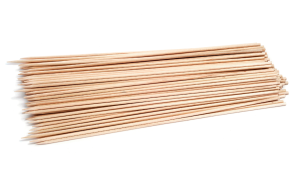 Wiązka drewnianych patyczków o długości 20 cm ułożona poziomo, ukazująca gładką strukturę naturalnego surowca.