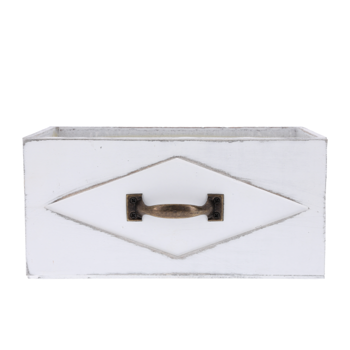 Pusta drewniana szuflada w kolorze białym o wymiarach 23x13 cm, wyposażona w postarzaną metalową rączkę, na białym tle.