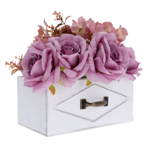 Biała drewniana szuflada 23x13 cm z bukietem fioletowych kwiatów, ujęta z profilu w celu ukazania głębokości dekoracji.