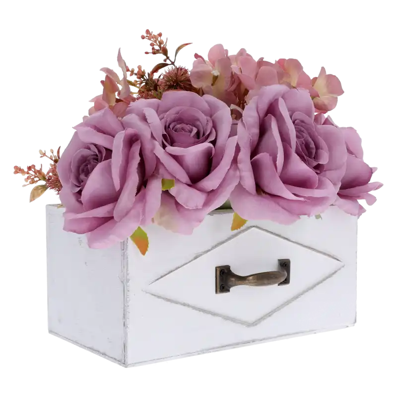 Biała drewniana szuflada 23x13 cm z bukietem fioletowych kwiatów, ujęta z profilu w celu ukazania głębokości dekoracji.