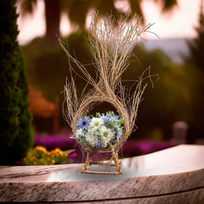 kosz pod kompozycje, drewniany kosz, duży kosz kwiatowy, kompozycje kwiatowe, dekoracje nagrobne, dekoracje wnętrz, stylowy kosz, naturalny materiał, elegancki kosz, drewniana dekoracja