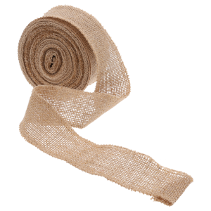 Częściowo rozwinięta rolka taśmy jutowej o szerokości 5 cm w naturalnym brązowym odcieniu ze złotą nicią.
