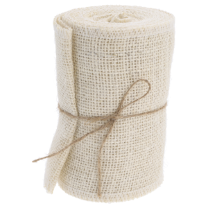 Zwinięta taśma jutowa 12 cm 5yd przewiązana cienkim sznurkiem dla zachowania formy rolki.