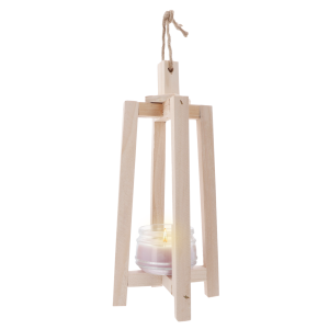 Drewniany lampion ze szklanym wkładem i zapaloną świecą, ujęcie z perspektywy nieco powyżej poziomu blatu.