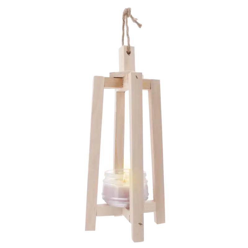Drewniany lampion ze szklanym wkładem i zapaloną świecą, ujęcie z perspektywy nieco powyżej poziomu blatu.