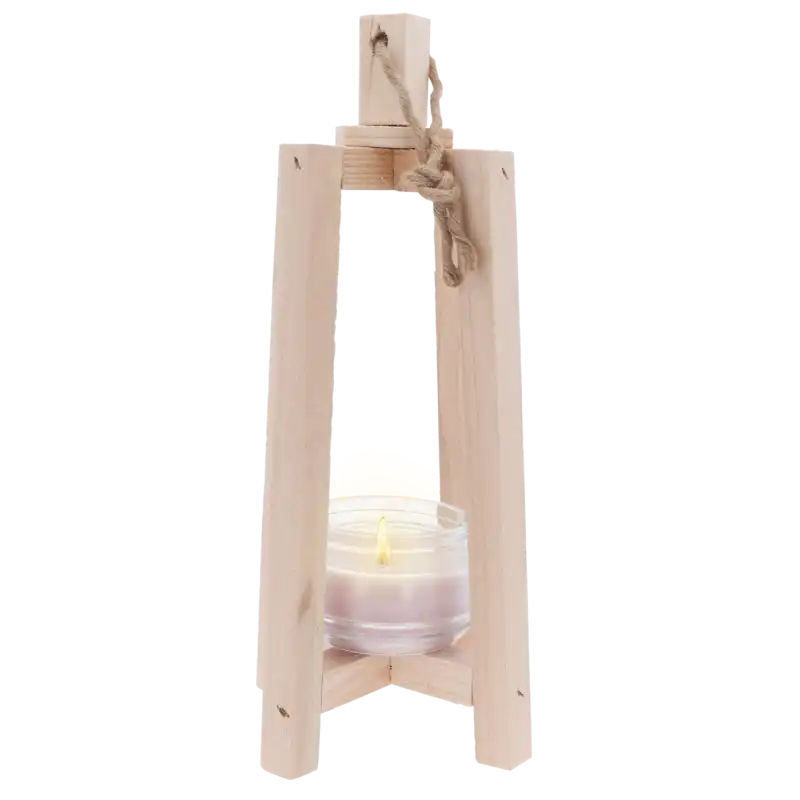 Naturalny lampion z drewna z uchwytem z jutowego sznura, zawierający w środku szklany wkład z palącą się świecą.