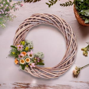 Fioletowy wianek z wikliny ozdobiony kompozycją z polnych kwiatów. Elegancka propozycja jako dekoracja na stół lub drzwi, pasująca do naturalnych aranżacji wnętrz.