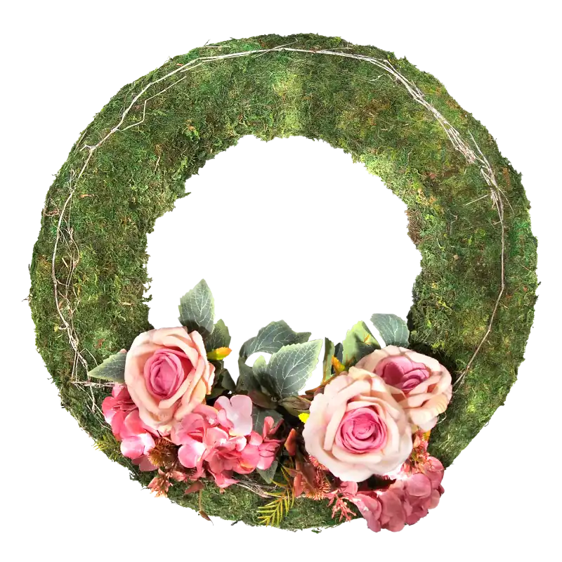 Zielony wianek z mchu 60 cm udekorowany różowymi kwiatami róż i hortensji. Naturalna baza do jesiennych aranżacji.