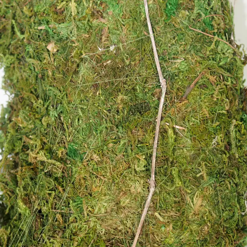 Zbliżenie na powierzchnię wianka z mchu 60 cm. Widoczna struktura naturalnego materiału oraz subtelne spleciony sznurek.