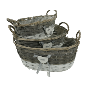Zestaw trzech owalnych koszy wiklinowych w odcieniach bieli i szarości. Największy kosz ma 38x27 cm. Każdy posiada folię ochronną, uszy oraz dekorację z drewnianego serca i kokardy w kratkę.