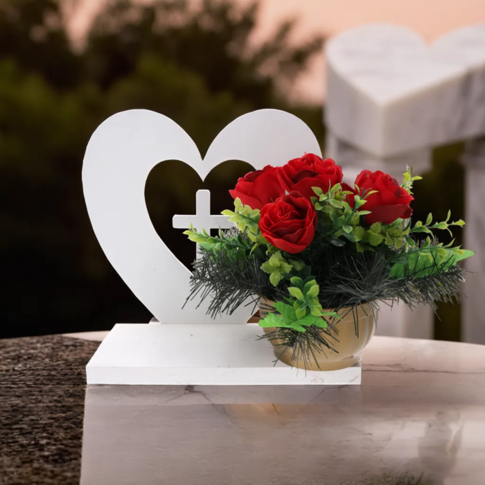 statuetka nagrobna, drewniana statuetka, krzyż w sercu, dekoracje nagrobne, kompozycje kwiatowe, biały krzyż, ozdoby na grób, nagrobki, eleganckie dekoracje, stylowe statuetki