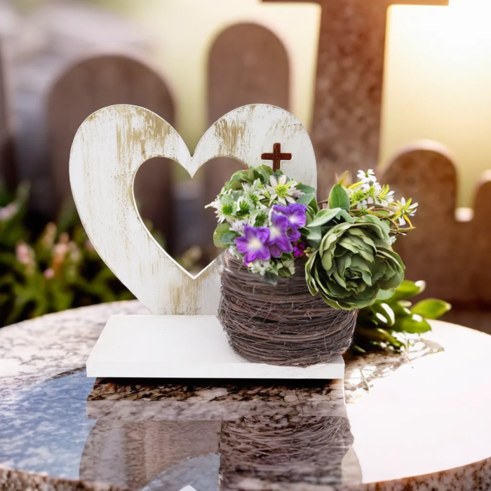statuetka nagrobna, dekoracje nagrobne, Wszystkich Świętych, kompozycje kwiatowe, 1 listopada, ozdoby na grób, nagrobna statuetka serce, elegancka dekoracja nagrobna, podstawka na znicze, dekoracje cmentarne