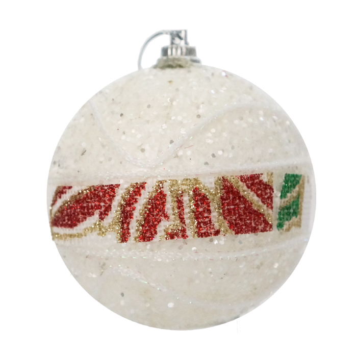 Zbliżenie na pojedynczą białą bombkę rustykalną 7 cm. Widoczny detal w postaci zdobionego paska oraz zaczepu ze sznureczkiem do zawieszenia na choince.