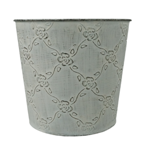 Biała metalowa osłonka 18 cm z wyrazistym kwiatowym wzorem w stylu vintage. Produkt w pełnej okazałości, gotowy do ekspozycji roślin doniczkowych.