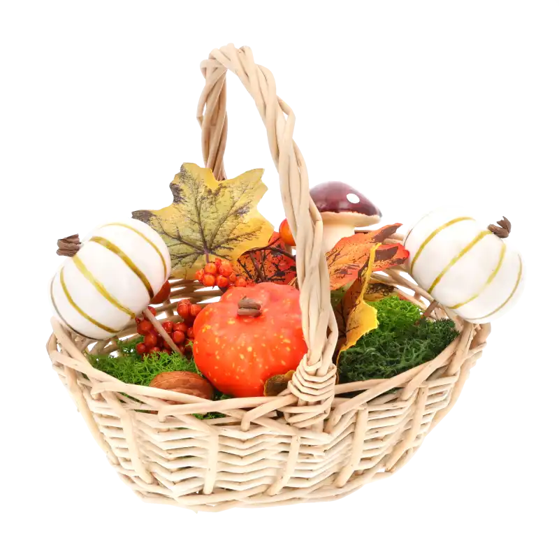 Wiklinowy koszyk z jesienną kompozycją wypełnioną mchem, liśćmi i białymi dyniami na piku. Naturalny sposób na dekorację wnętrza.