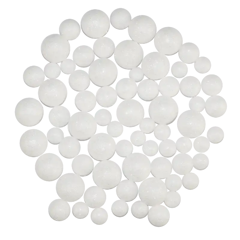Zestaw 60 białych kuleczek dekoracyjnych o średnicach 1,5 cm, 2 cm i 2,5 cm, ozdobionych brokatem. Te artykuły dekoracyjne są idealne do tworzenia własnych stroików oraz świątecznych kompozycji.