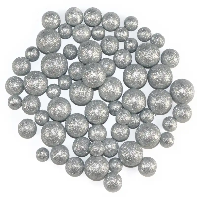 Zestaw 60 lekkich, styropianowych kuleczek w kolorze srebrnym z brokatem. Średnice 1,5 cm, 2 cm oraz 2,5 cm idealne do stroików.