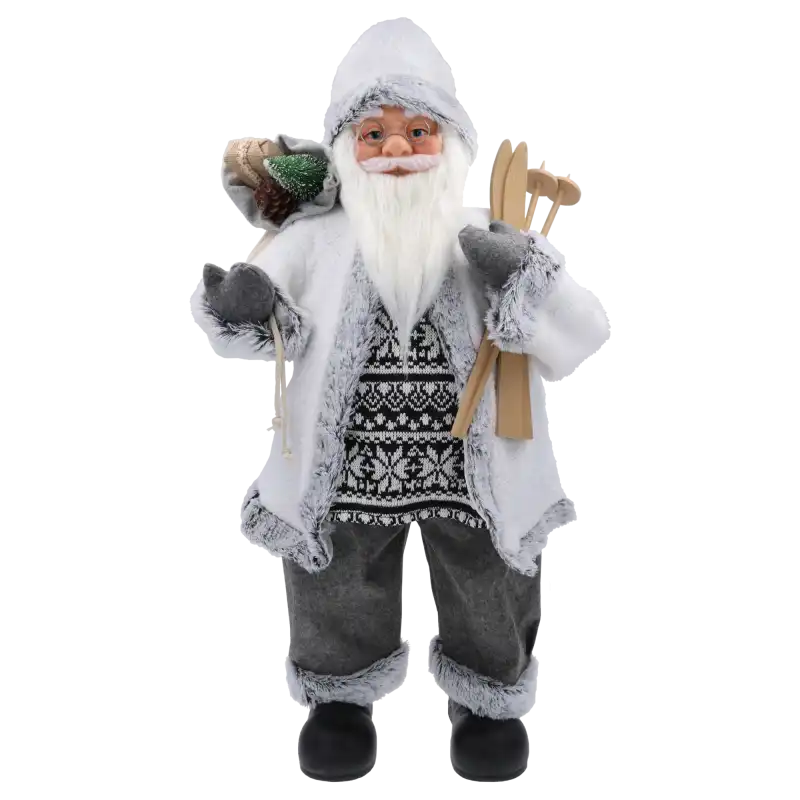 Figurka Mikołaja 85 cm w szaro-białym kubraczku i swetrze z dzianiny, trzymająca drewniane narty.