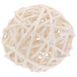 Pojedyncza kula rattanowa o średnicy 5 cm w kolorze kremowym, wykończona warstwą mieniącego się brokatu. Precyzyjny splot rattanu nadaje jej lekkości.