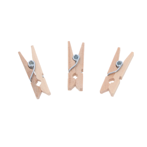 Drewniane mini klamerki 24 szt. o długości 2,5 cm w naturalnym kolorze. Zbliżenie na trzy sztuki pokazujące detal konstrukcji z metalową sprężynką, idealne jako artykuły dekoracyjne.