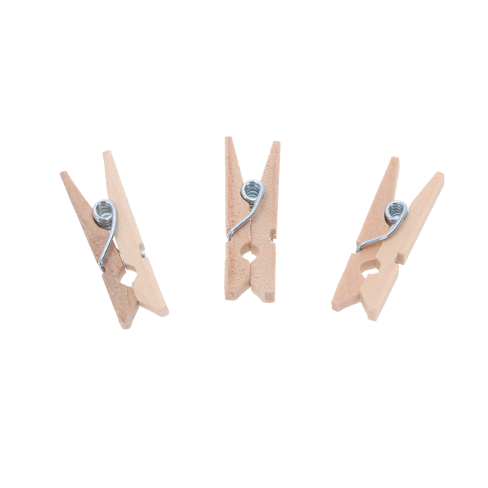 Drewniane mini klamerki 24 szt. o długości 2,5 cm w naturalnym kolorze. Zbliżenie na trzy sztuki pokazujące detal konstrukcji z metalową sprężynką, idealne jako artykuły dekoracyjne.