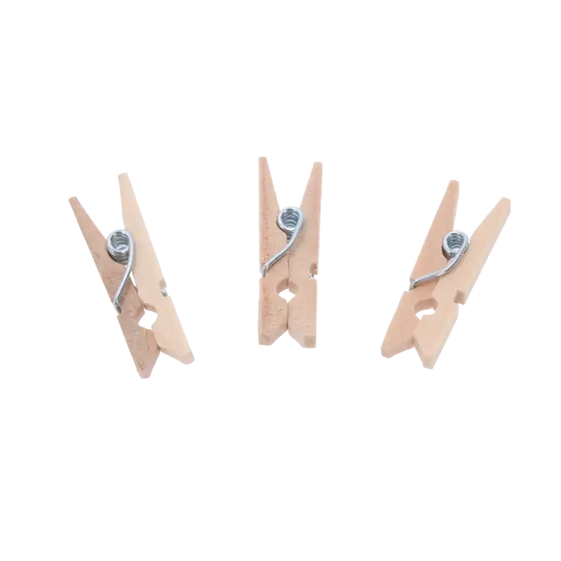 Drewniane mini klamerki 24 szt. o długości 2,5 cm w naturalnym kolorze. Zbliżenie na trzy sztuki pokazujące detal konstrukcji z metalową sprężynką, idealne jako artykuły dekoracyjne.