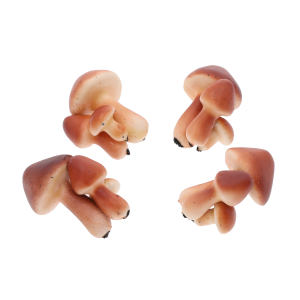 Zestaw czterech realistycznych grzybów dekoracyjnych o wysokości 7 cm i szerokości 6 cm, wykonanych ze styropianu. Idealne do tworzenia leśnych kompozycji.