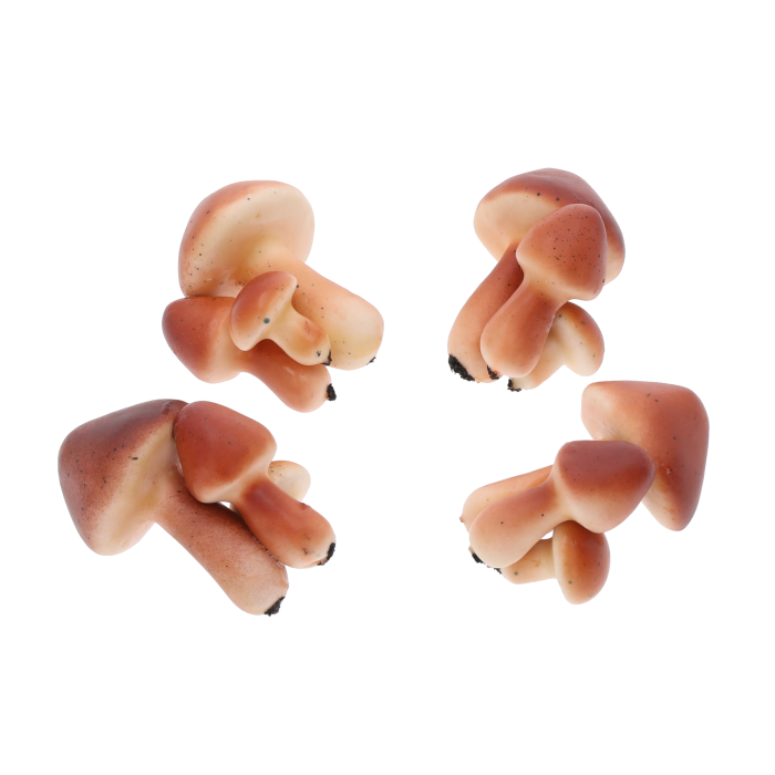 Zestaw czterech realistycznych grzybów dekoracyjnych o wysokości 7 cm i szerokości 6 cm, wykonanych ze styropianu. Idealne do tworzenia leśnych kompozycji.