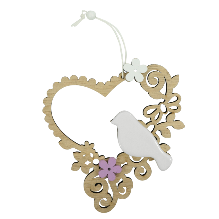 Drewniana zawieszka w kształcie serca o wysokości 16 cm z białym ptaszkiem i kwiatami na jutowym sznurku. Subtelna dekoracja rustykalna idealna do wnętrz.