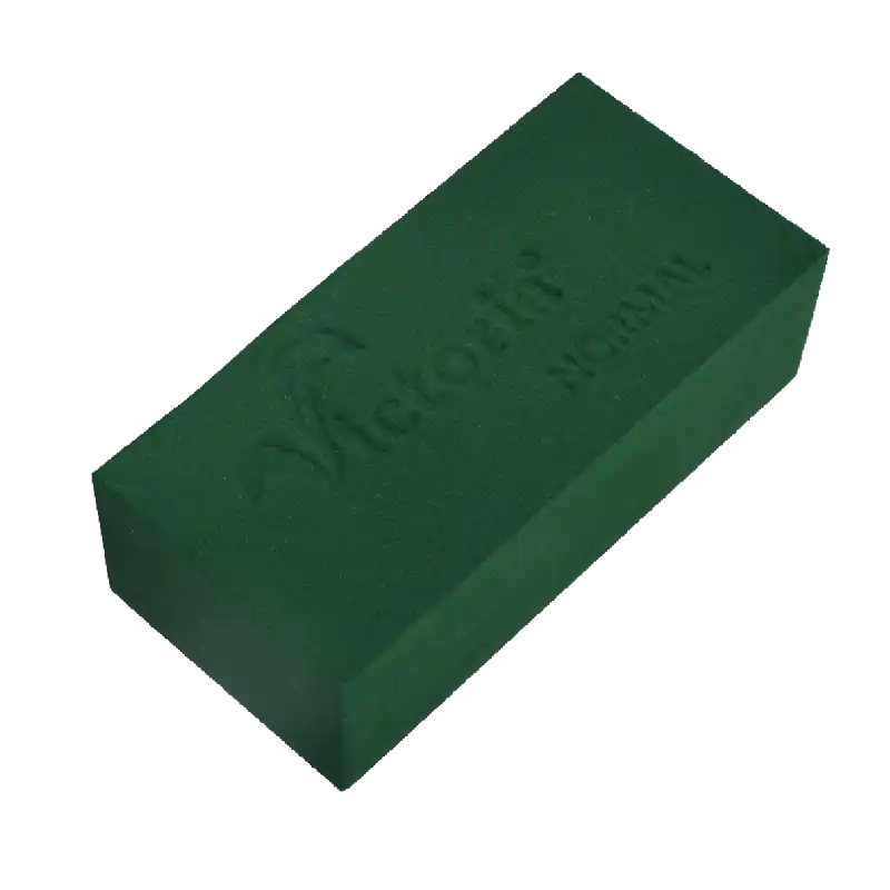 Mokra gąbka florystyczna Victoria Normal do kwiatów żywych o wymiarach 23x11x7,5 cm. Zielona kostka o regularnym kształcie prostopadłościanu z wytłoczonym logo marki na górnej powierzchni.