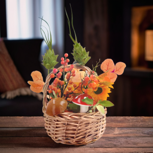 Wiklinowy koszyk wypełniony jesienną kompozycją florystyczną, zawierający susz egzotyczny w postaci ananasów z liści palmowych.