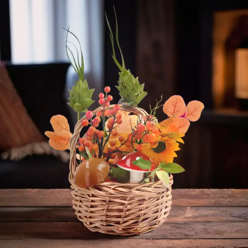 Wiklinowy koszyk wypełniony jesienną kompozycją florystyczną, zawierający susz egzotyczny w postaci ananasów z liści palmowych.