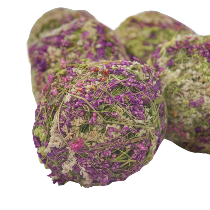 Zbliżenie na fioletowe kule dekoracyjne o naturalnej fakturze. Elementy idealne do tworzenia własnych aranżacji florystycznych lub uzupełnienia dekoracji typu las w słoiku.