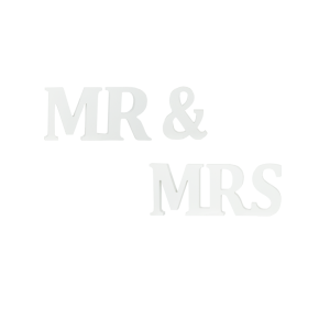 Zbliżenie na biały napis Mr &amp; Mrs wykonany z tworzywa sztucznego. Litery o grubości 12 mm ustawione w dwóch rzędach, prezentowane na jasnym, neutralnym tle.