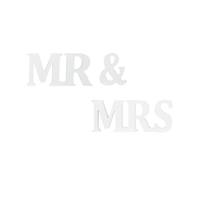Zbliżenie na biały napis Mr &amp; Mrs wykonany z tworzywa sztucznego. Litery o grubości 12 mm ustawione w dwóch rzędach, prezentowane na jasnym, neutralnym tle.