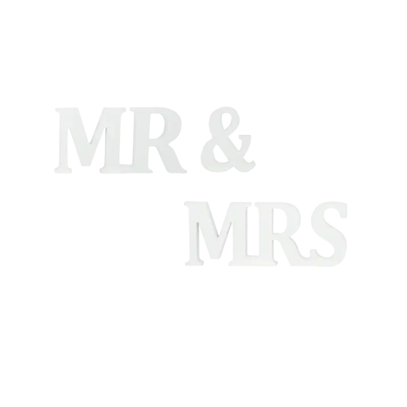 Zbliżenie na biały napis Mr &amp; Mrs wykonany z tworzywa sztucznego. Litery o grubości 12 mm ustawione w dwóch rzędach, prezentowane na jasnym, neutralnym tle.