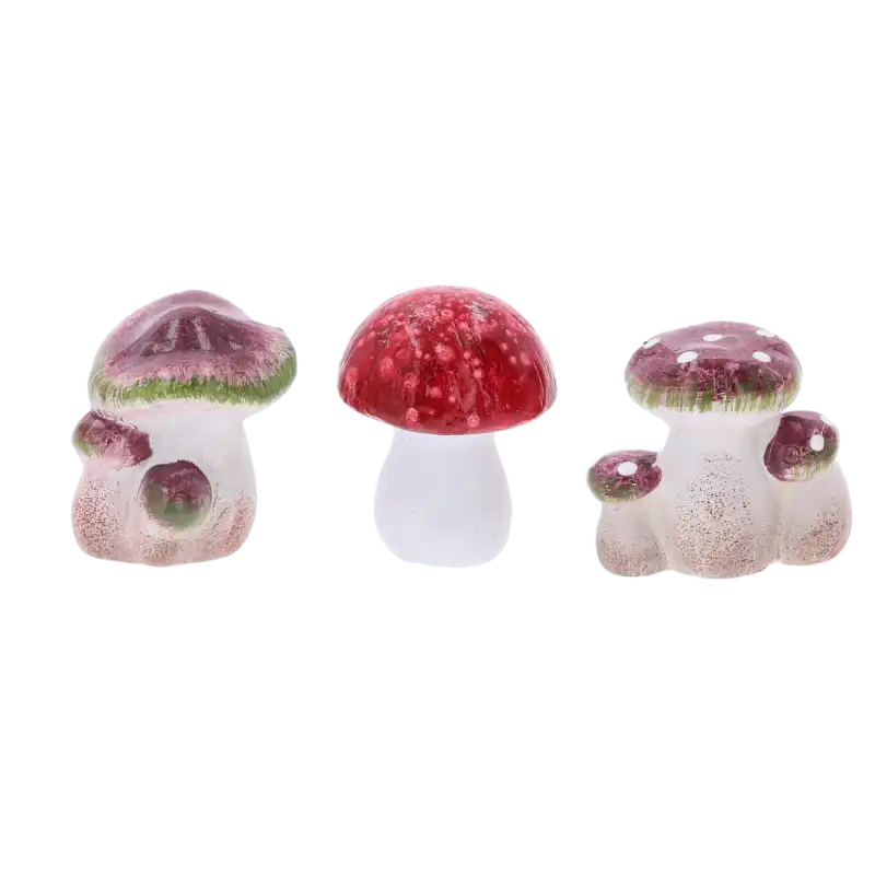 Komplet trzech ceramicznych grzybków o wysokości 8 cm. Dekoracja w różnych wzorach, idealna do jesiennych stroików, aranżacji roślinnych i jako naturalny dodatek do wystroju wnętrz.
