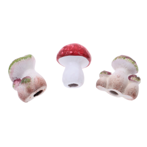Zbliżenie na trzy ceramiczne grzyby o wysokości 8 cm z widocznymi detalami spodu. Elementy dekoracyjne do jesiennych stroików, bukietów oraz ogrodowych aranżacji.