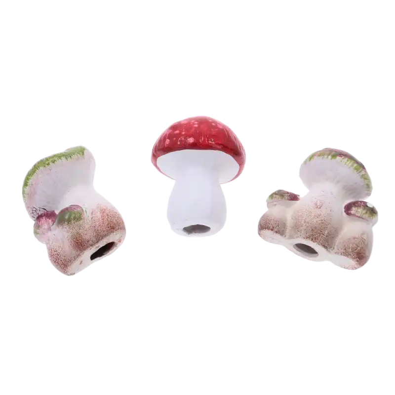 Zbliżenie na trzy ceramiczne grzyby o wysokości 8 cm z widocznymi detalami spodu. Elementy dekoracyjne do jesiennych stroików, bukietów oraz ogrodowych aranżacji.