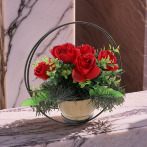 Gotowa kompozycja z czerwonymi różami umieszczona w czarnym metalowym kole 30 cm. Elegancki stroik na gąbce florystycznej.